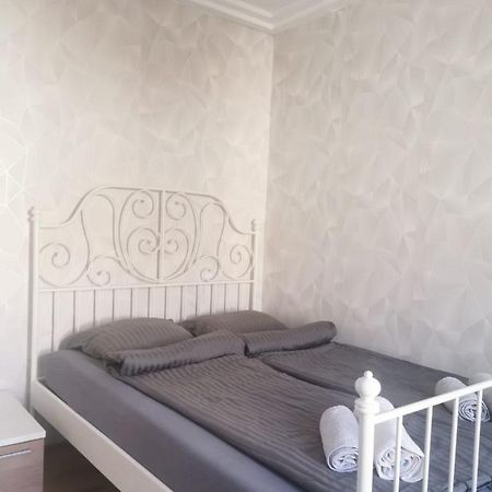 Ferienwohnung Beautiful, Spacious And Cheap Wien Exterior foto