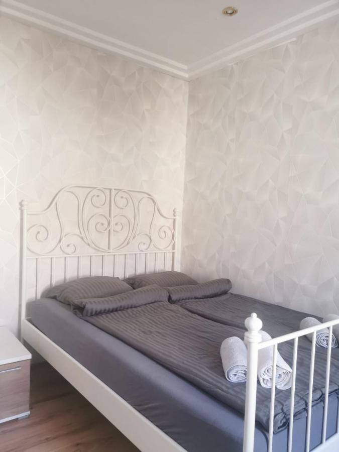 Ferienwohnung Beautiful, Spacious And Cheap Wien Exterior foto