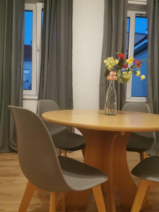 Ferienwohnung Beautiful, Spacious And Cheap Wien Exterior foto